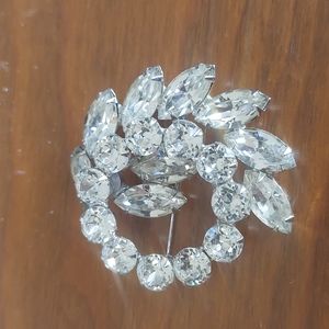Vintage  Weiss large  Rhinestone  brooch